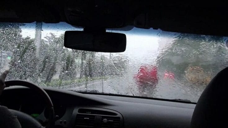 Cách xử lý kính ô tô bị mờ khi lái xe trời mưa, sương mù